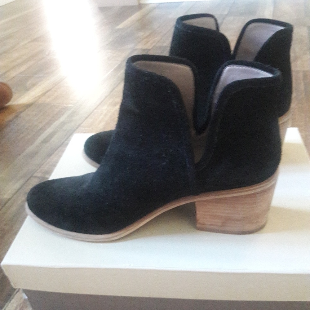 Hinge ankle boots